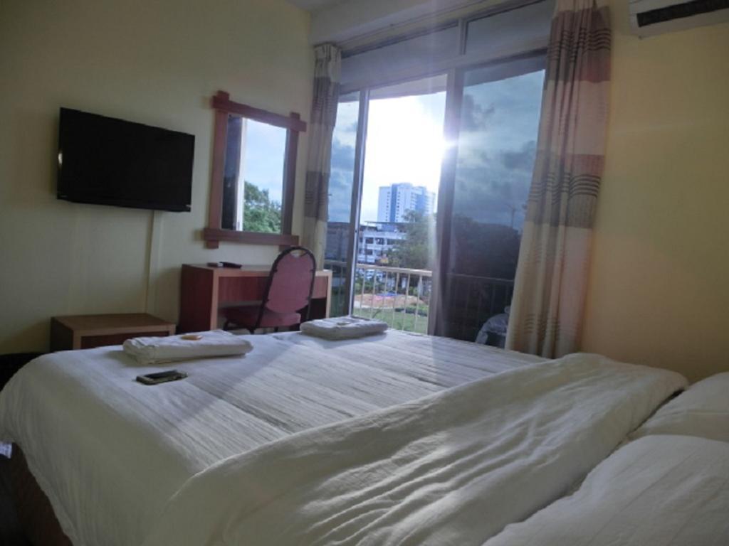 The Garden Inn Мири Стая снимка